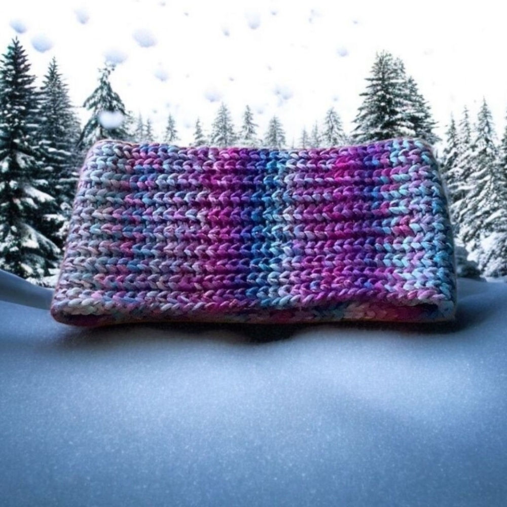 Knitted scarf it looks hand made. Blue pink🦋